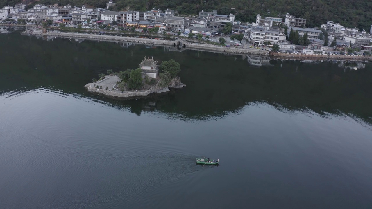 一座寺庙建在湖中的小岛上视频下载