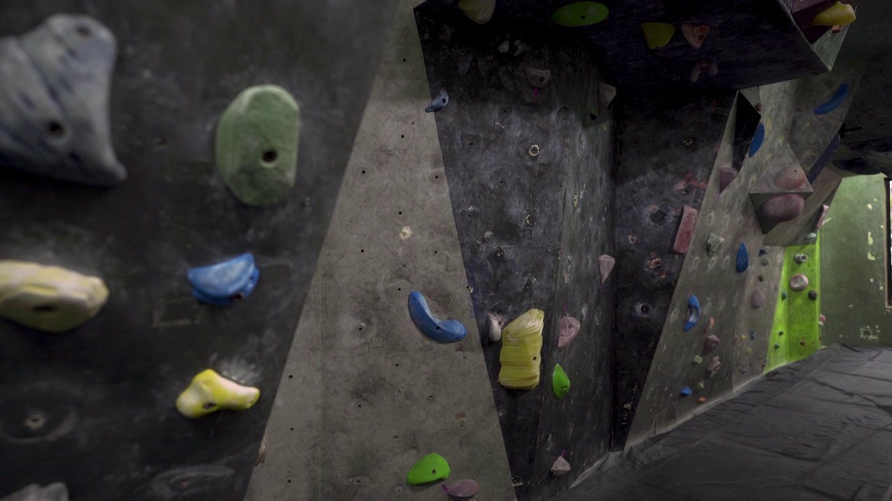 空抱石攀岩室内健身房与灰色墙视频素材