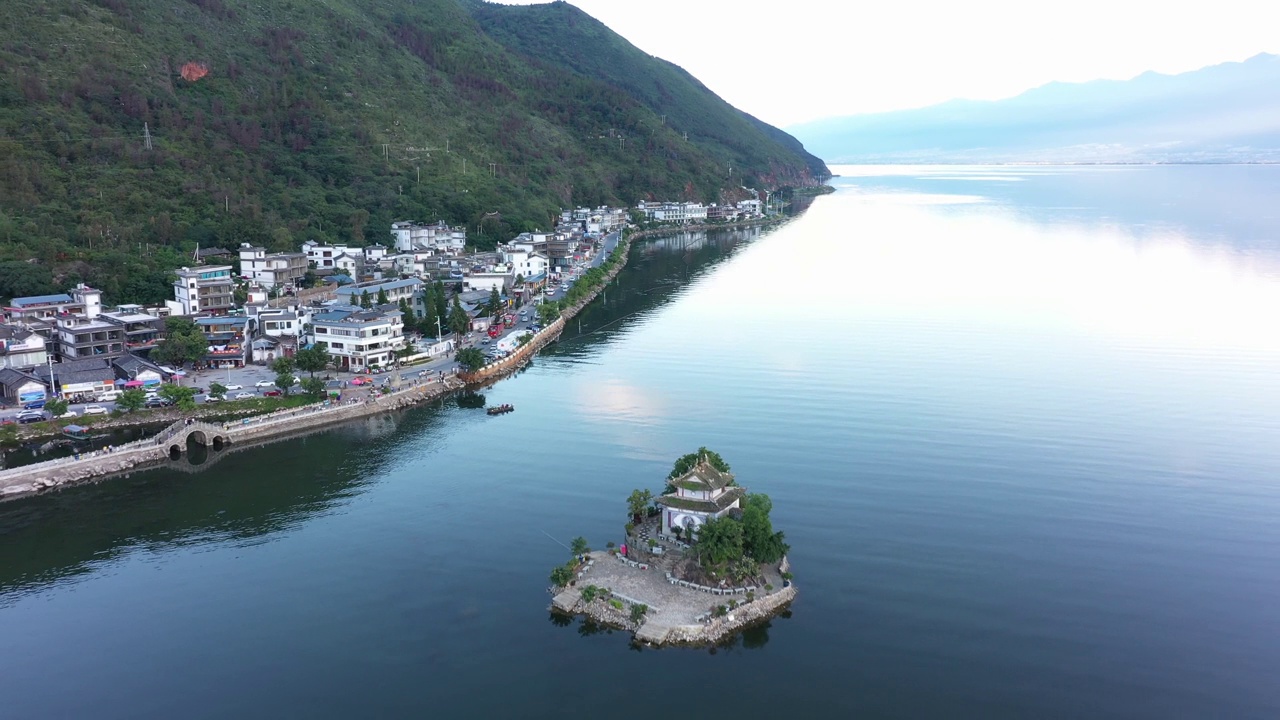 一座寺庙建在湖中的小岛上视频下载