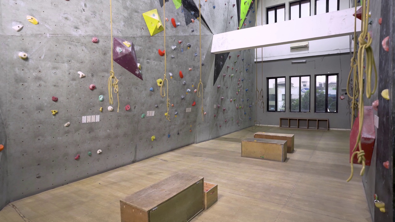 空的室内攀岩健身房与安全绳索视频下载