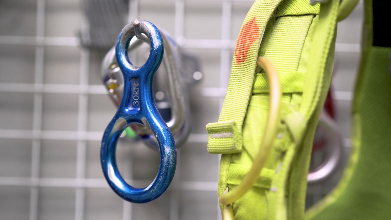 吊钩挂在装有攀岩安全设备的行李架上视频下载