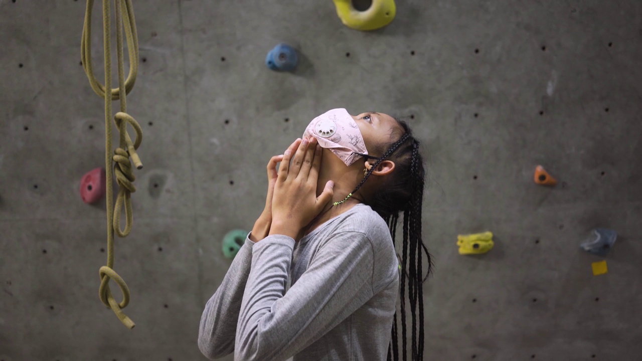 青少年攀岩运动员热身伸展室内健身房视频下载