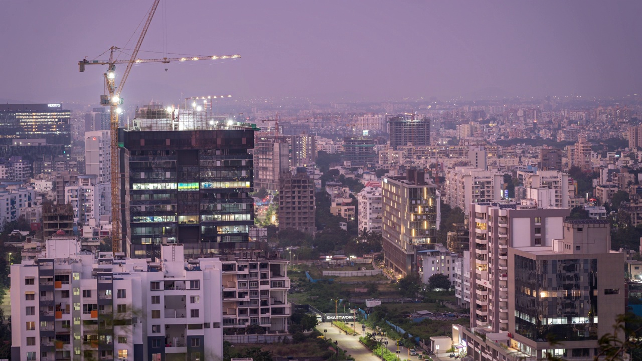 印度马哈拉施特拉邦浦那市的高层建筑、城市发展和日夜流逝视频下载