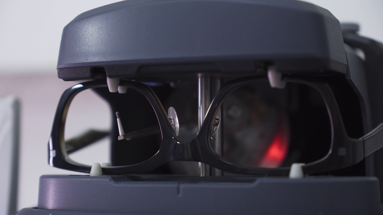 近景:眼科医疗器械，在黑色眼镜框内制备镜片，制作光学眼镜视频下载