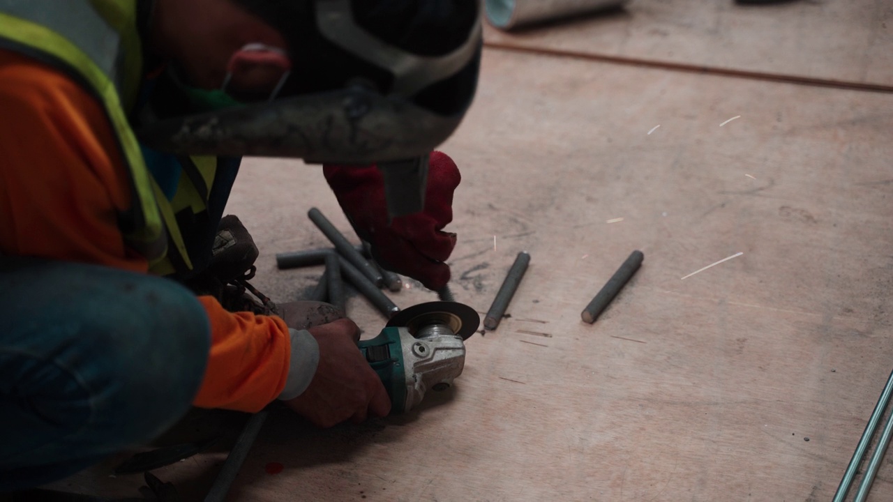 安全专业行业焊工蓝领工人在工厂工作，带着管子戴上头盔，开始焊接修理视频下载
