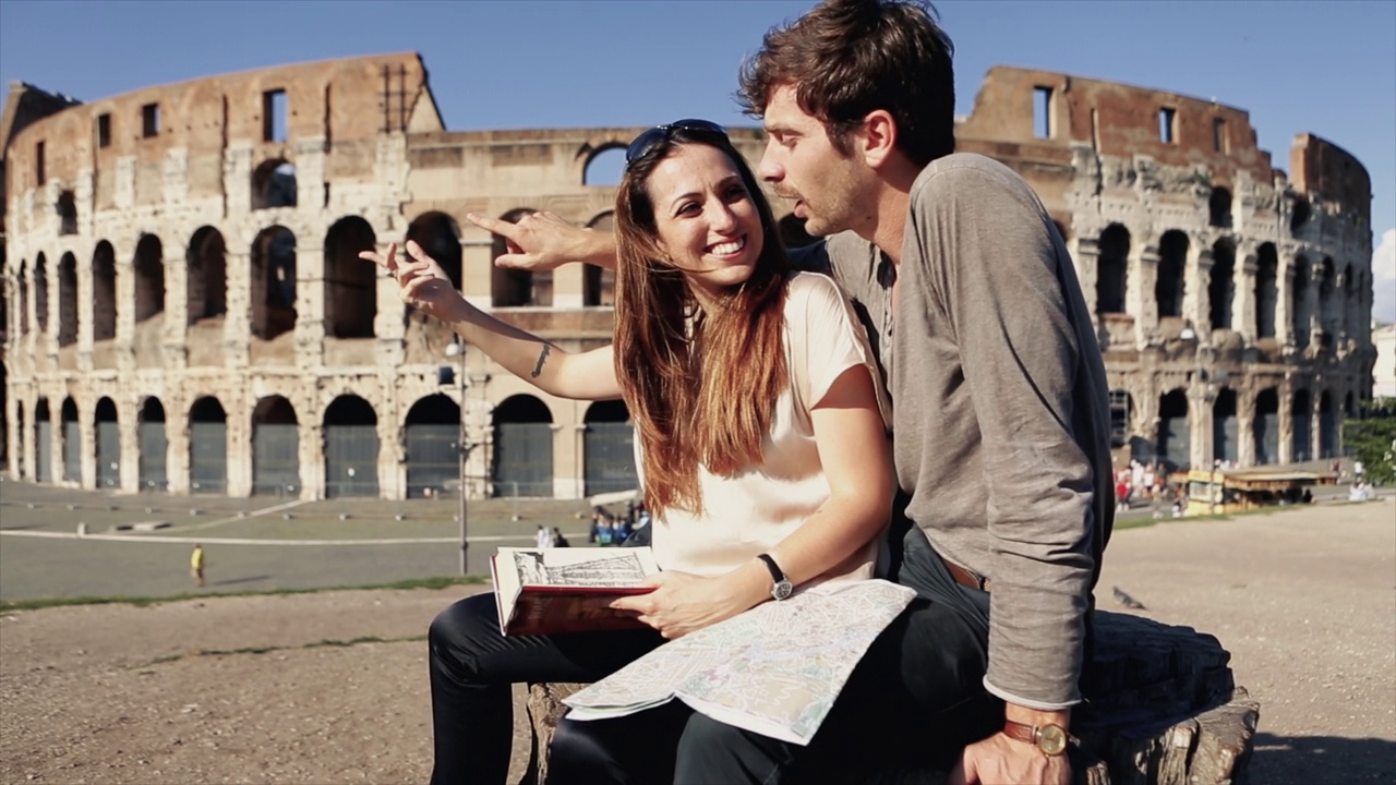 一对情侣游客在罗马斗兽场旁视频下载