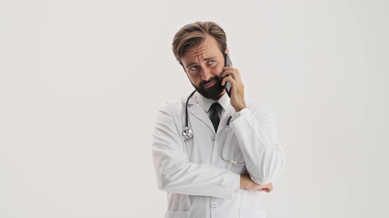 不高兴的男医生用听诊器在智能手机上打电话很烦人视频下载