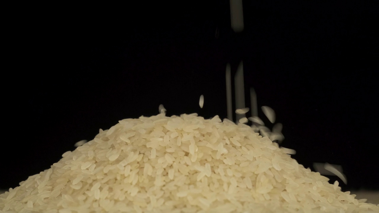 谷物落在一堆稻种上。旋转谷物堆。孤立的视频素材