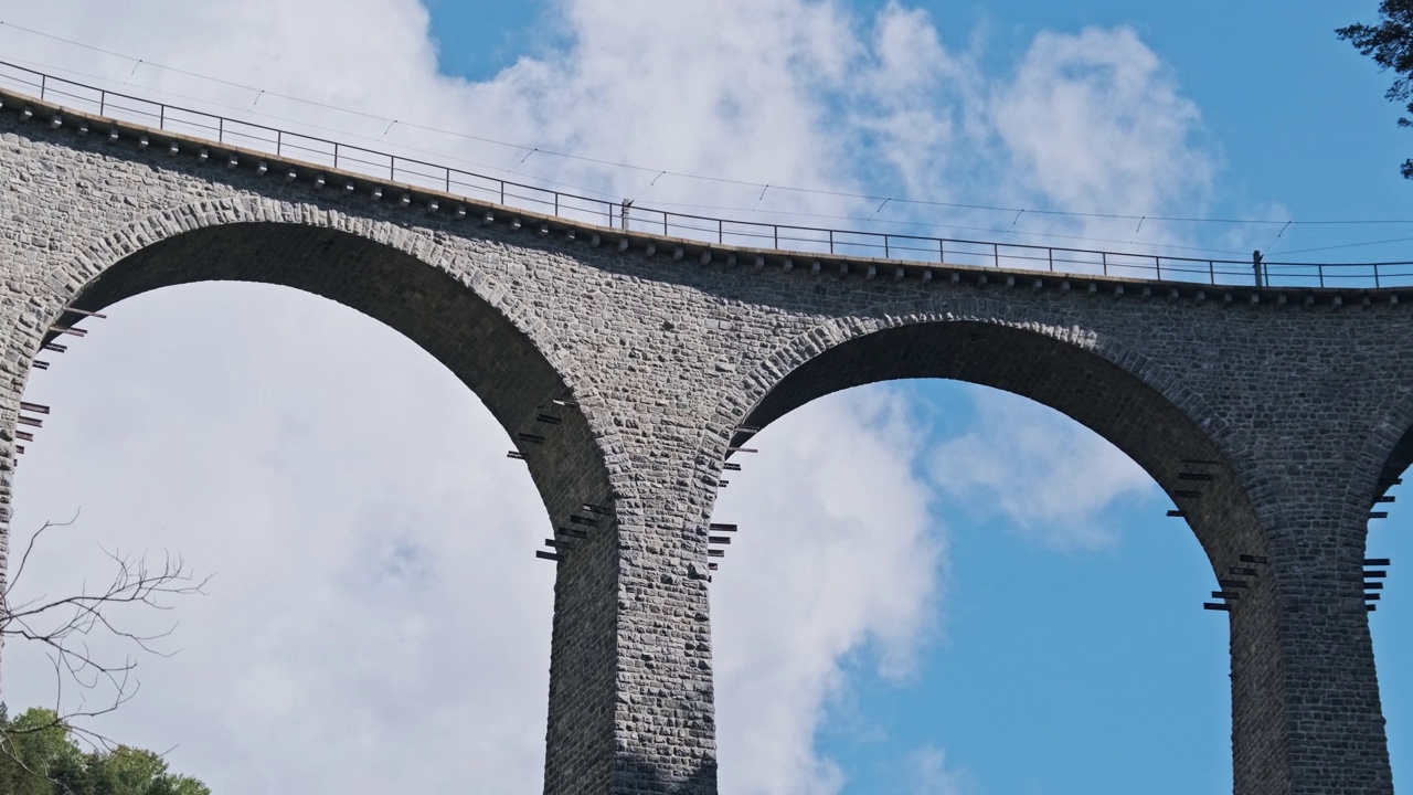 夏季瑞士阿尔卑斯山上的兰德瓦瑟高架桥视频素材