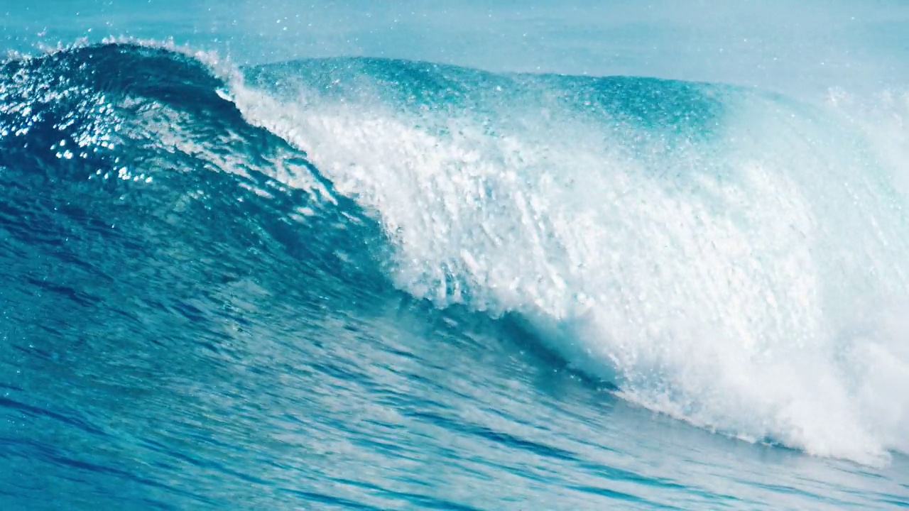 在马尔代夫的苏丹冲浪点，海浪翻滚和破碎视频下载