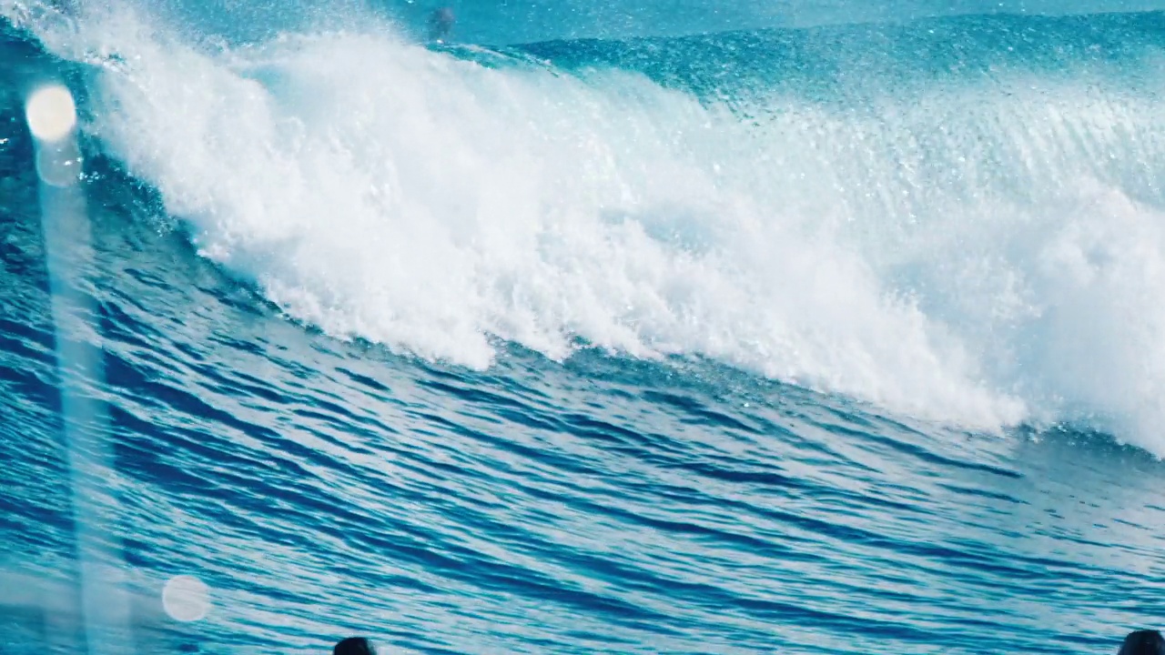 在马尔代夫的苏丹冲浪点，海浪翻滚和破碎视频素材