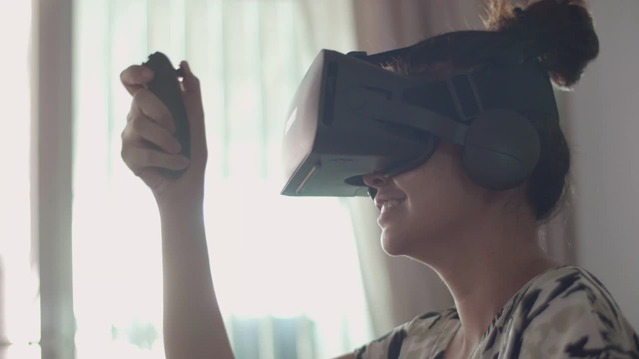 亚洲女性喜欢在家里戴上虚拟现实眼镜去超时空世界。视频下载