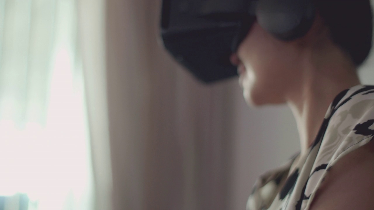 亚洲女性喜欢在家里戴上虚拟现实眼镜去超时空世界。视频下载