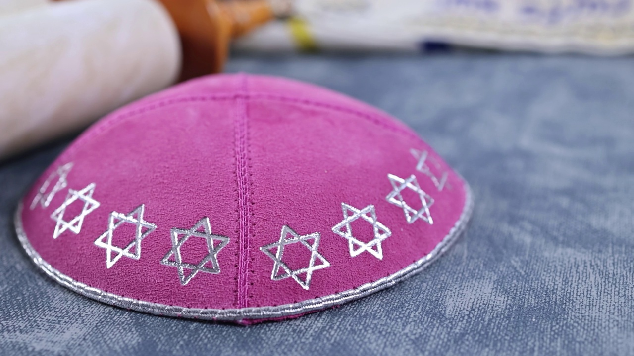 正统的犹太传统宗教庆祝节日，用羊角号向祈祷书祈祷视频下载