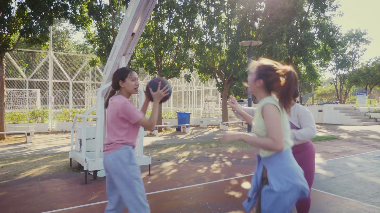 一小群年轻的亚洲女性朋友喜欢在户外打篮球视频下载