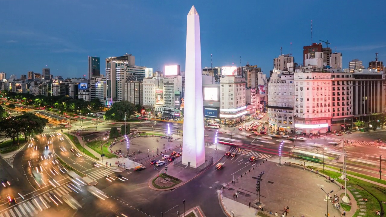布宜诺斯艾利斯，阿根廷，布宜诺斯艾利斯标志性的方尖碑和9德胡里奥大道高峰时间的交通的时间推移的放大视图视频素材