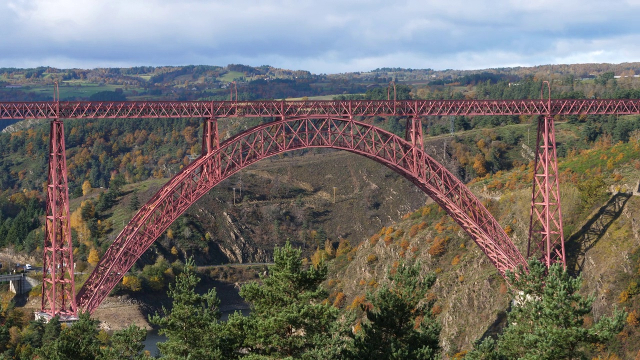 Garabit高架桥，由Gustave Eiffel在法国Cantal省Truyere河上建造，视频素材
