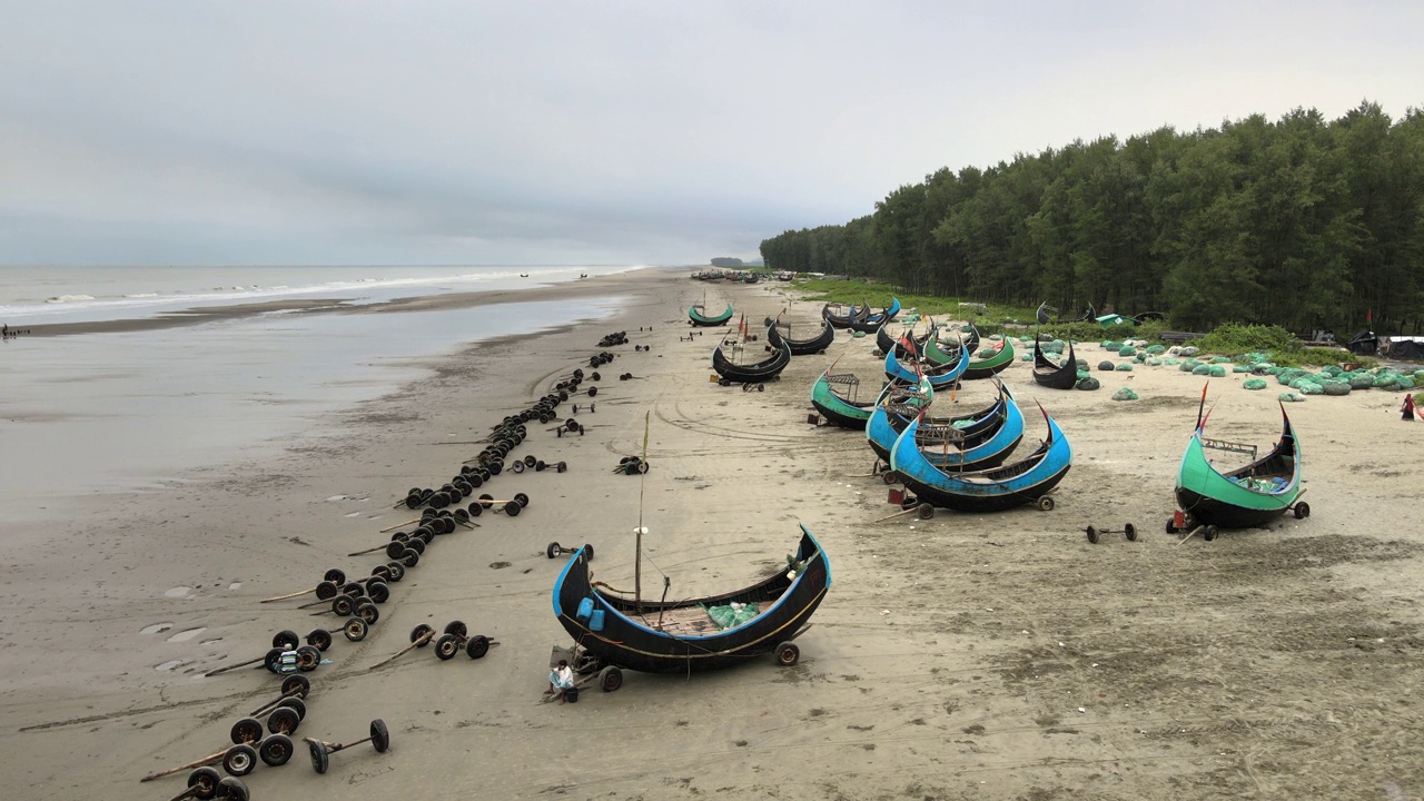 考克斯的巴扎尔海滩，海边有渔船。海洋经济背景视频素材