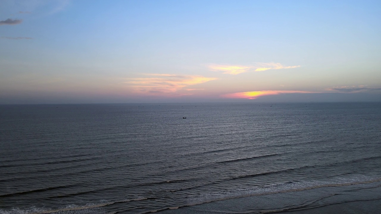 孟加拉国吉大港考克斯巴扎尔海滩的日落鸟瞰图。旅游的背景。最长的自然海滩日落视频素材