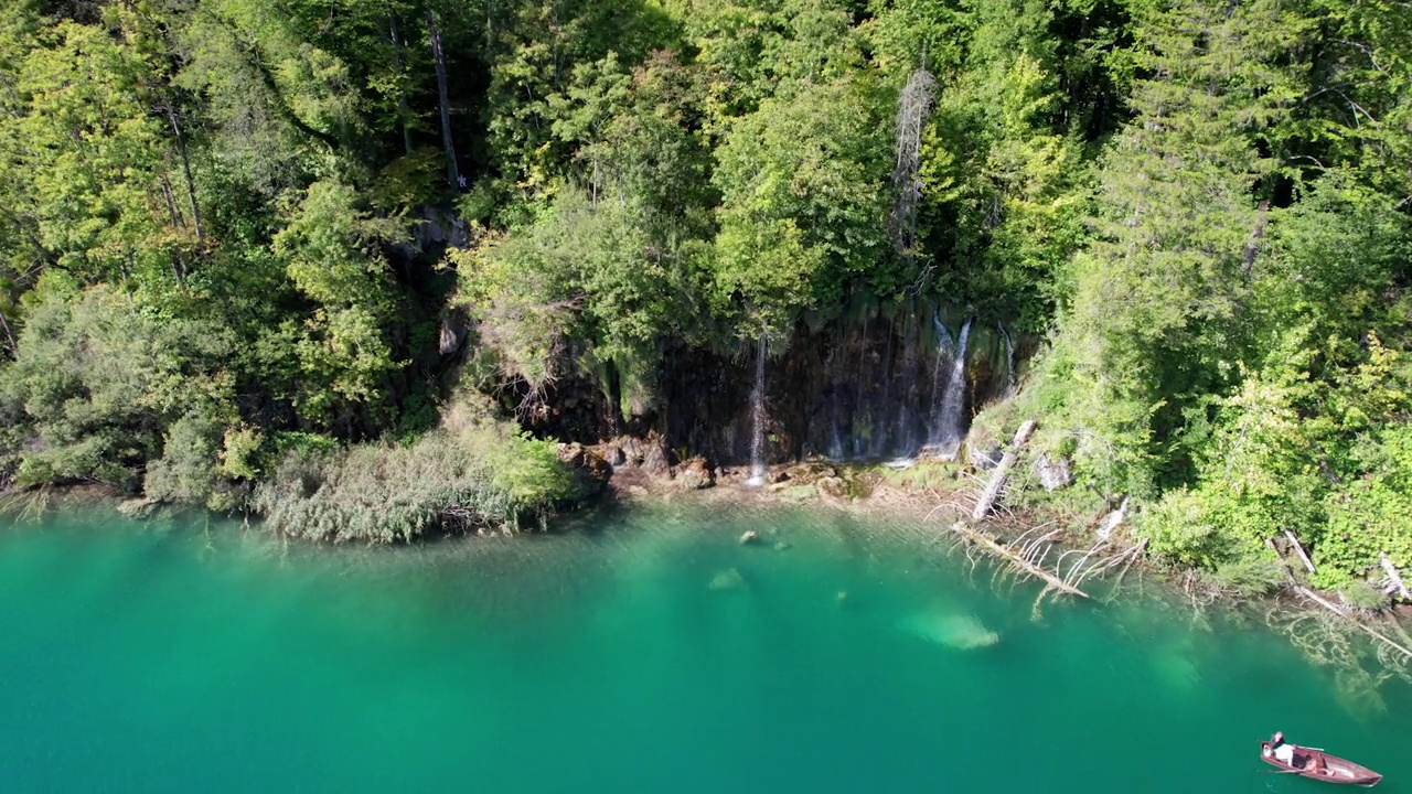鸟瞰克罗地亚国家公园里的普利特维茨湖，清洁的自然视频素材