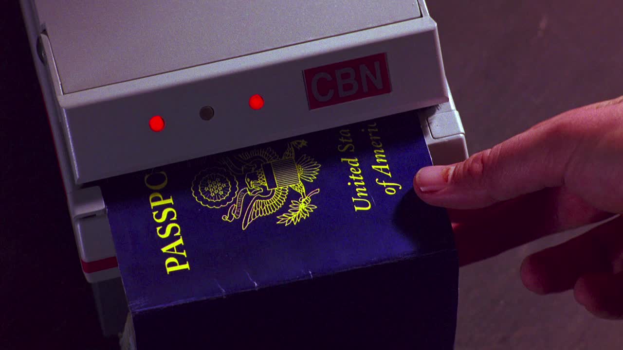 护照扫描器在边境，边境安全，机场，或移民办公室的近角度。技术。视频下载