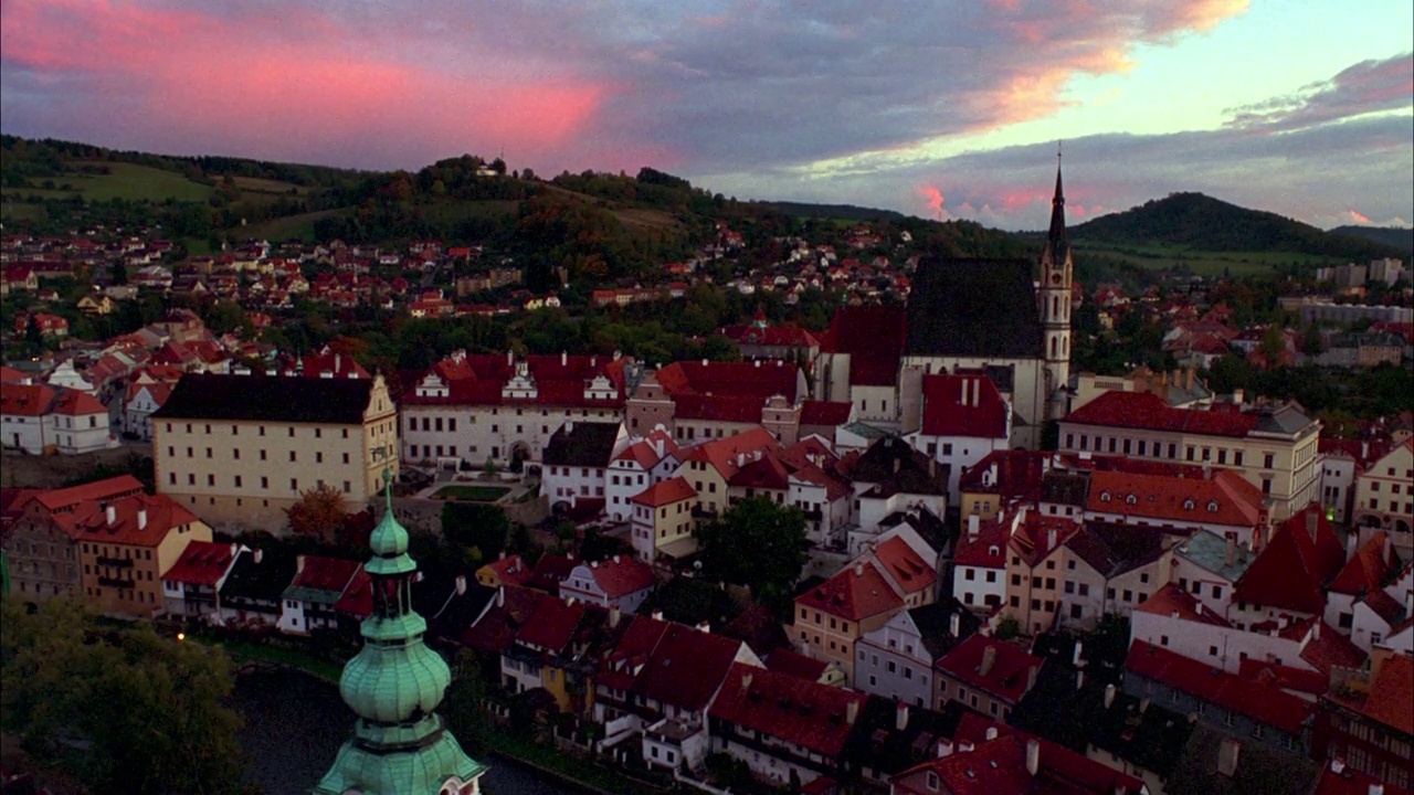 捷克共和国城市天际线或城市景观的广角。切斯基克鲁姆洛夫，捷克共和国。可能会被认为是布拉格或欧洲其他城市。几座巨大的教堂耸立在红白相间的建筑物之上。欧洲。视频下载