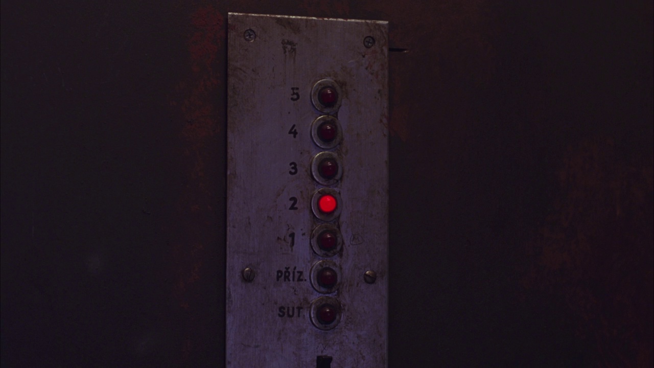 电梯楼层按钮的闭合角度。灯光指示电梯上升到上层，然后返回下层。较低的楼层在捷克语缩写(“priz”一楼，“sut”地下室)。视频下载