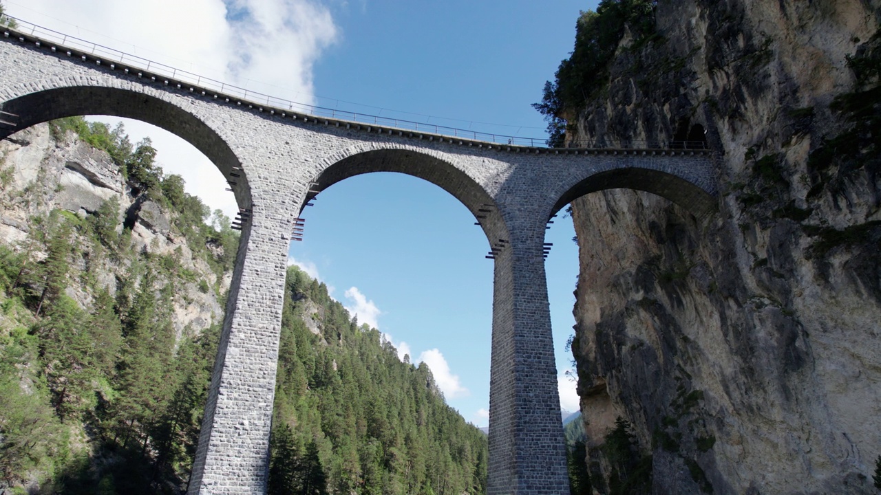 夏季瑞士阿尔卑斯的兰德瓦瑟高架桥鸟瞰图视频素材