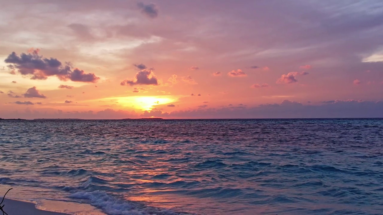 海洋海滩日落与戏剧性的云景视频下载