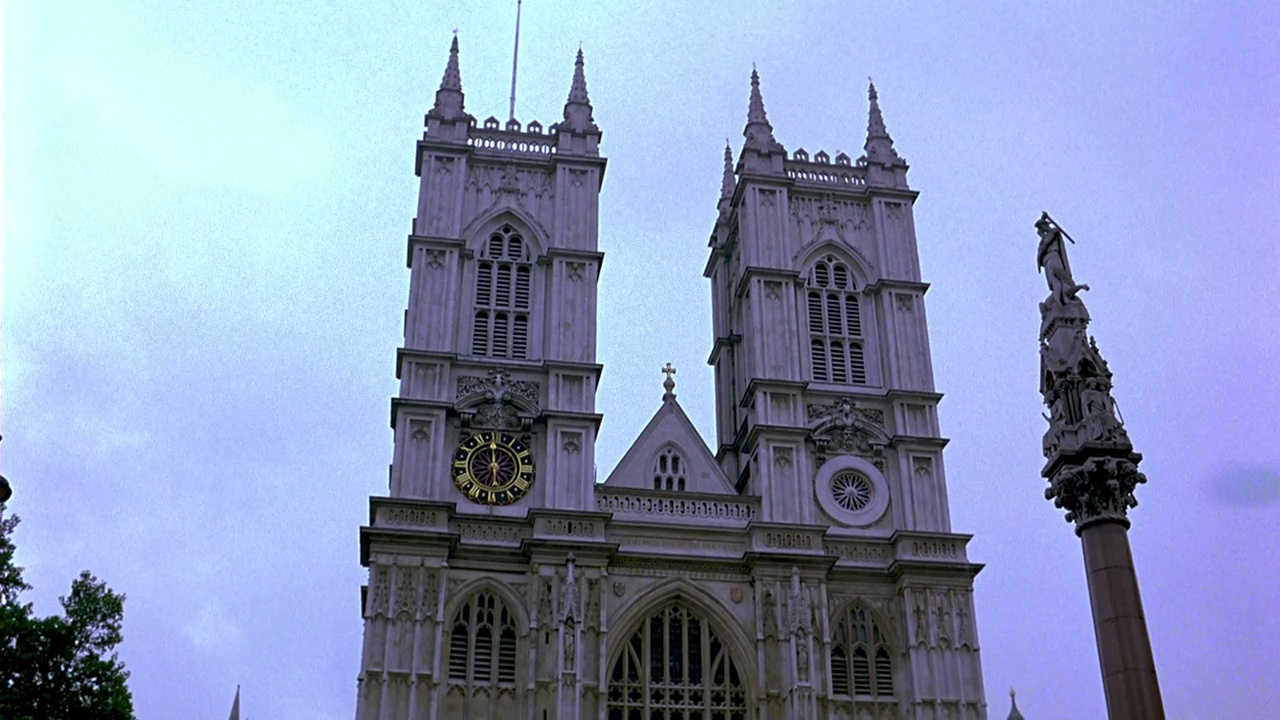 伦敦威斯敏斯特教堂的上角。中世纪教堂，大教堂，钟，塔，尖顶，尖塔。视频下载