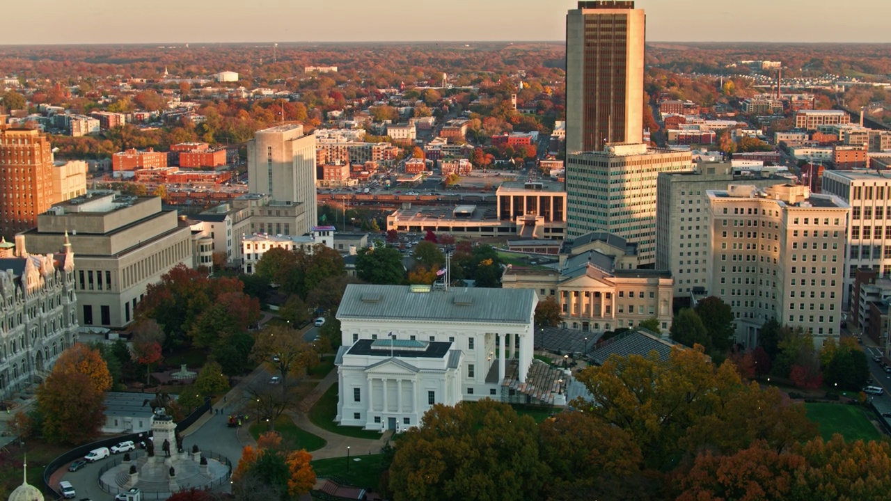 向上倾斜的无人机拍摄的国会区里士满，弗吉尼亚州日落视频下载