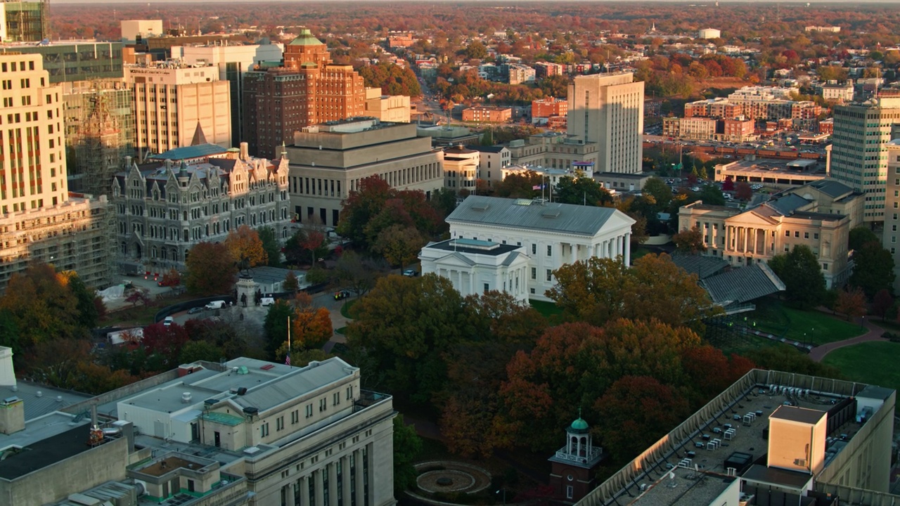 无人机拍摄的日落时分在里士满的弗吉尼亚州国会大厦视频下载
