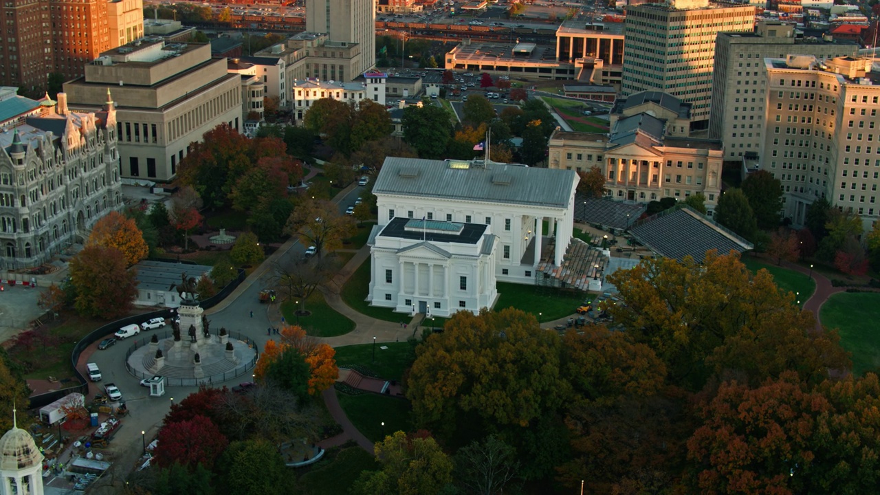 无人机拍摄的日落时分弗吉尼亚州里士满的州议会大厦视频下载