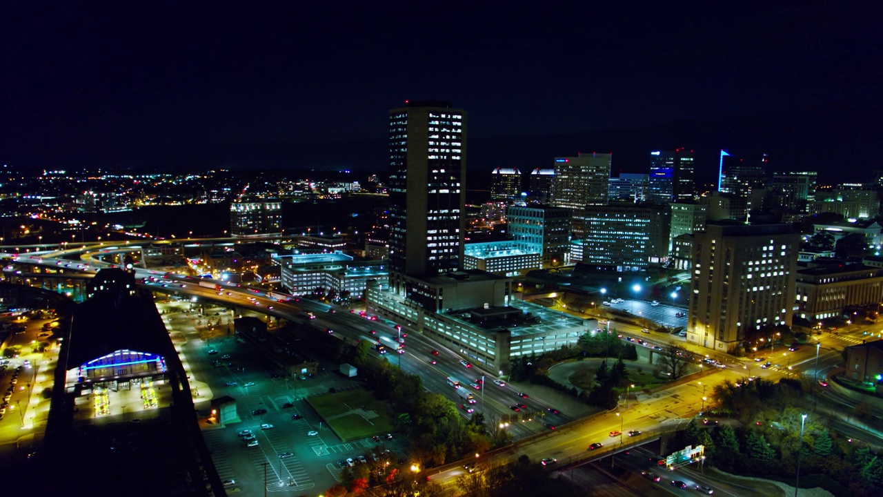 无人机拍摄的里士满，弗吉尼亚州的夜晚视频下载