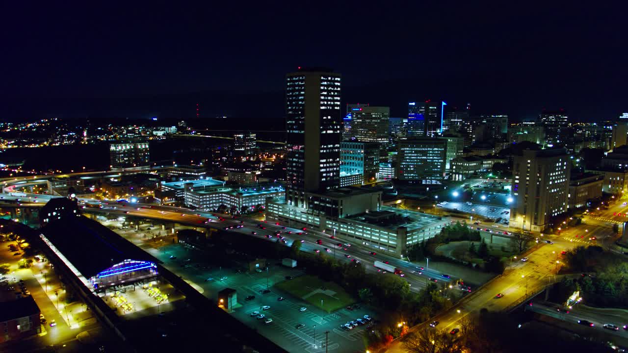 火车站和高速公路在里士满，弗吉尼亚州夜间-空中视频下载