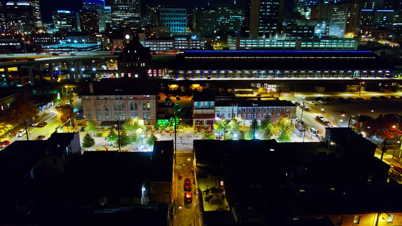 夜间向上倾斜的无人机拍摄的里士满联合车站视频下载