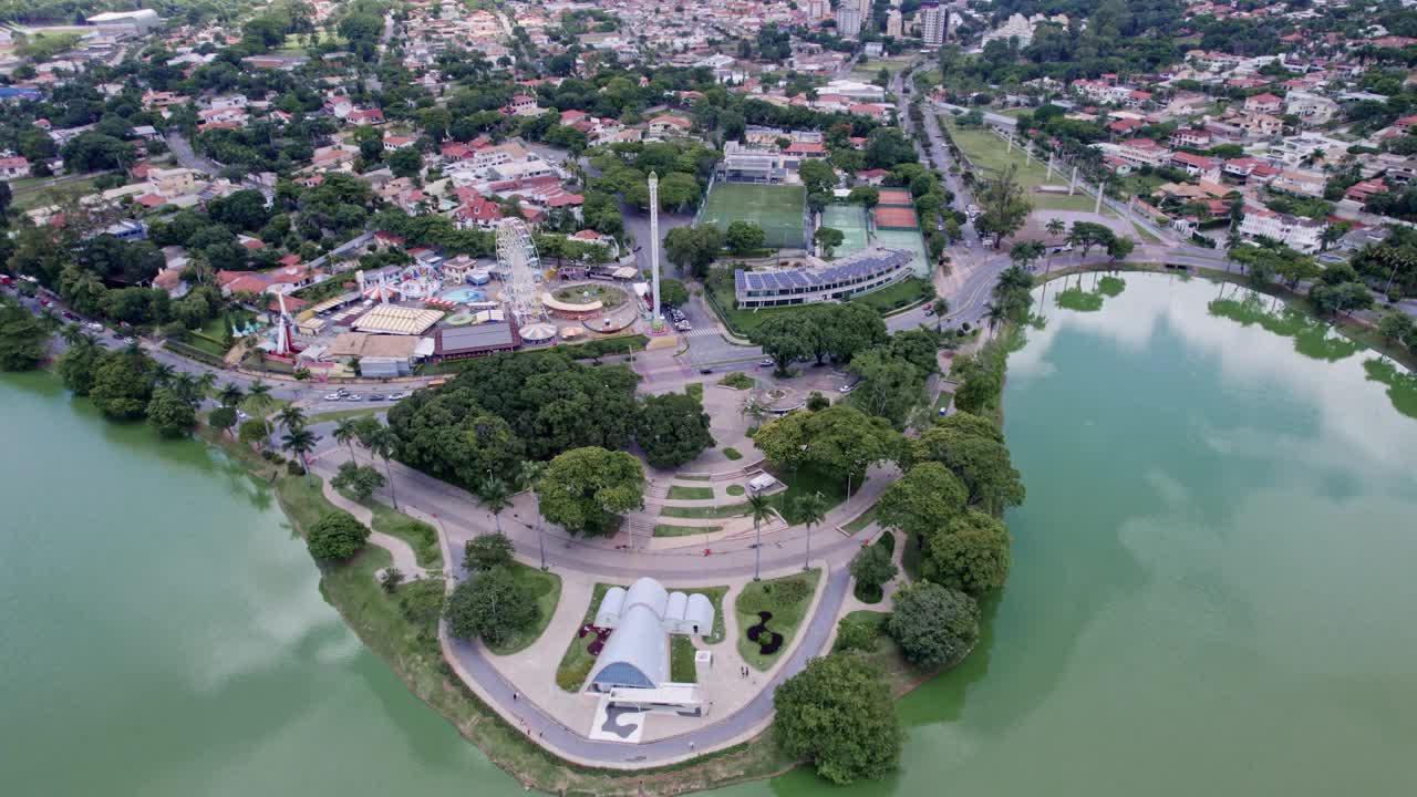 鸟瞰巴西米纳斯吉拉斯州贝洛奥里藏特市的“Lagoa da Pampulha”、“Igreja São Francisco”。4K。视频素材