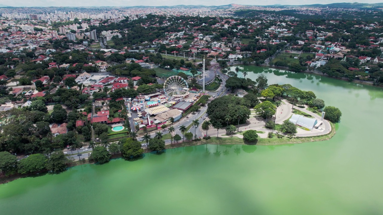 鸟瞰巴西米纳斯吉拉斯州贝洛奥里藏特市的“Lagoa da Pampulha”、“Igreja São Francisco”。4K。视频素材