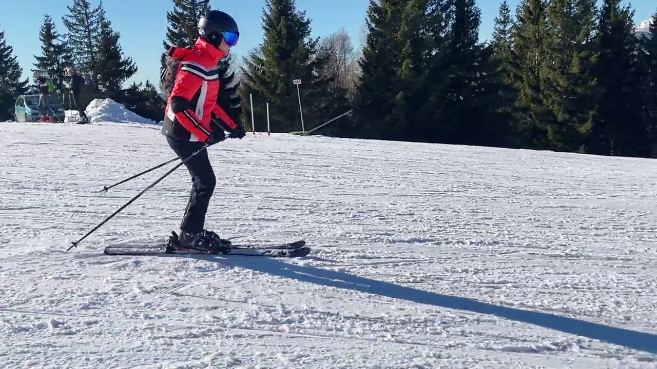 女人享受滑雪视频下载