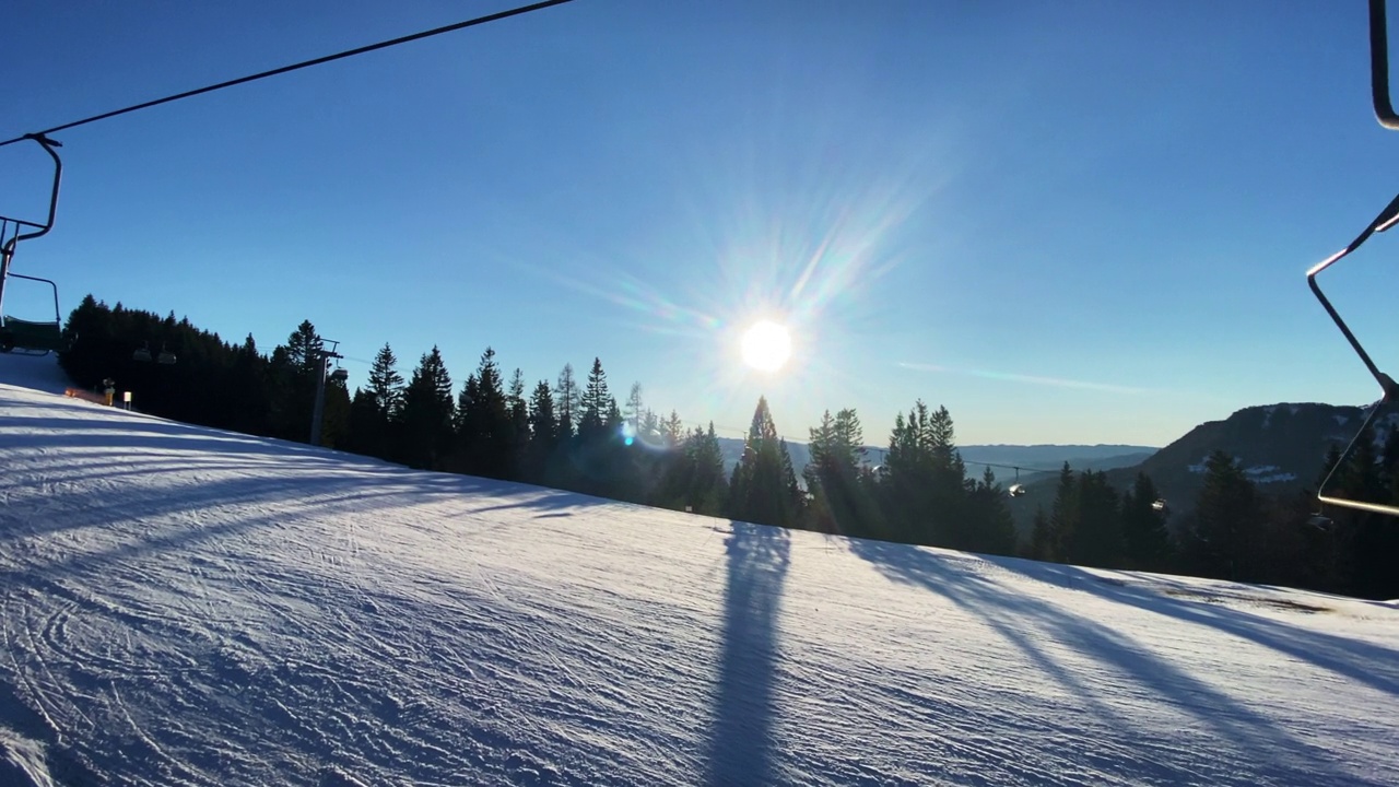 滑雪坡上的日落视频下载