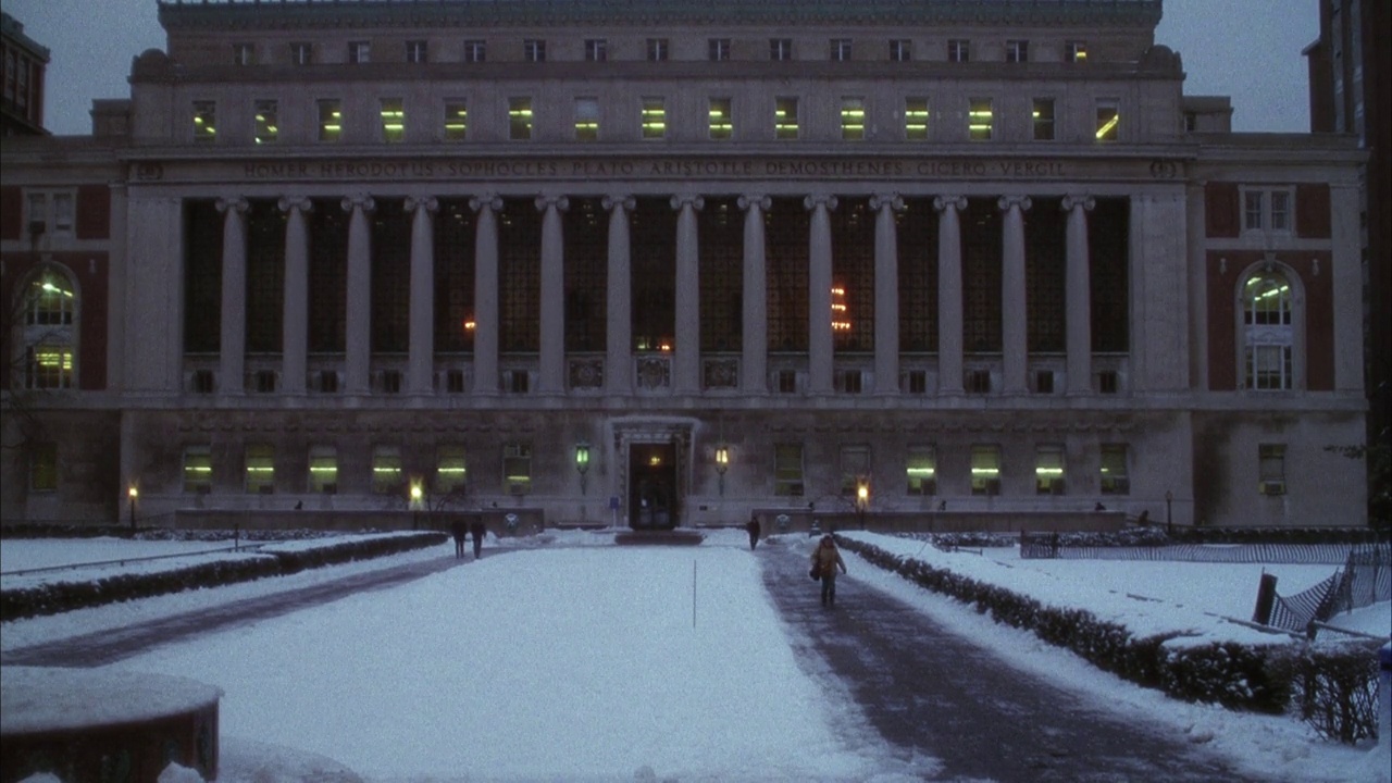 中角度哥伦比亚的巴特勒图书馆在冬季-雪在地上。人们在图书馆前的学院或大学校园里散步。匹配的冬季镜头，从相同的生产。视频下载