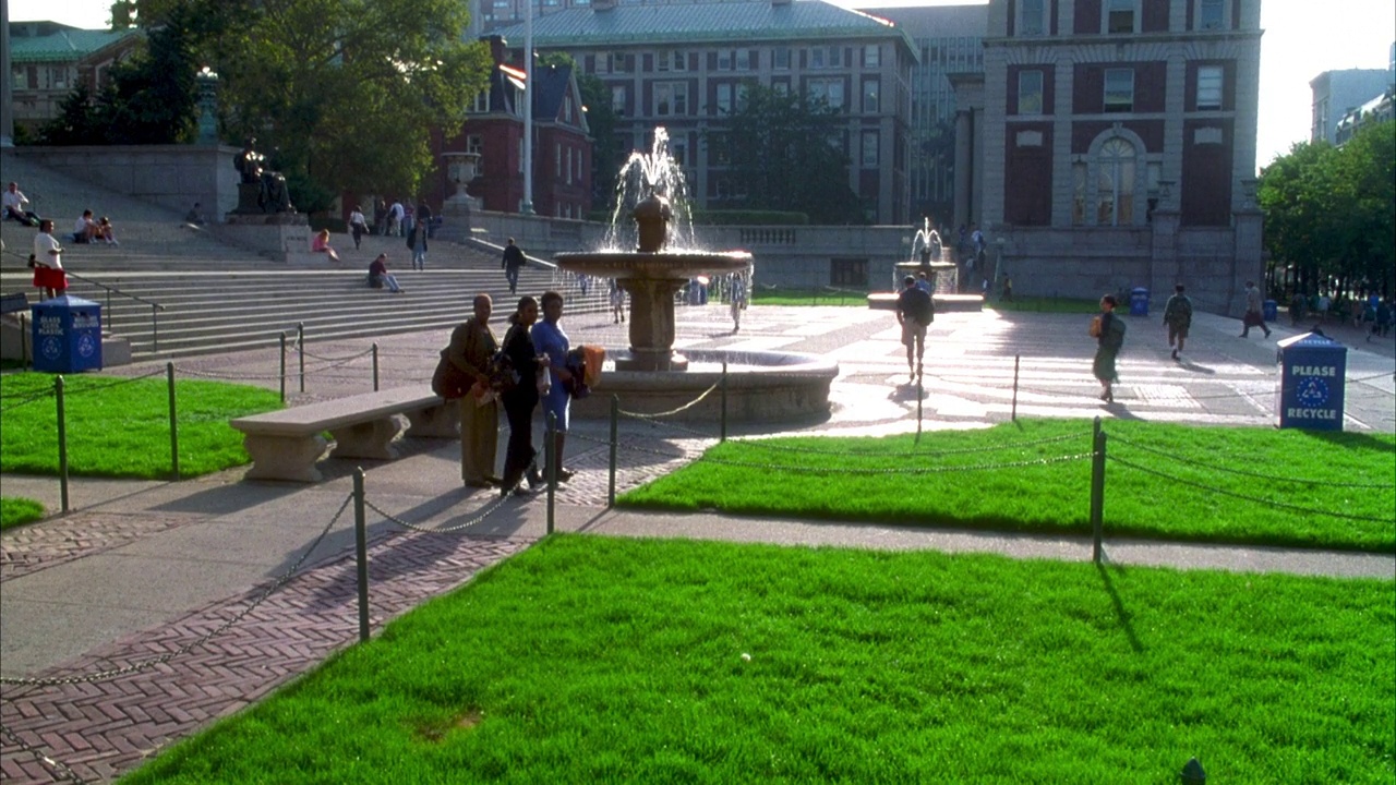 潘从哥伦比亚大学的管家图书馆到大学校园的其他地方。学生们在校园里散步。视频下载