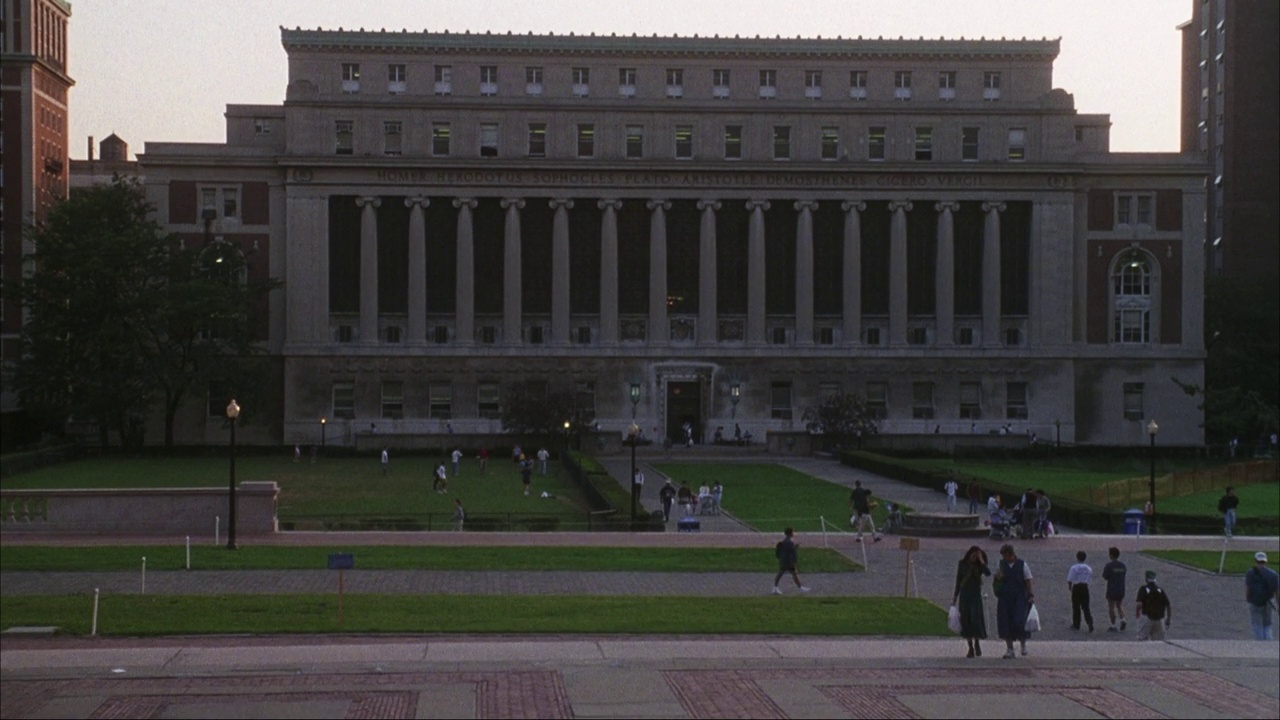 广角放大巴特勒图书馆在哥伦比亚大学校园。看到学生们走来走去。视频下载