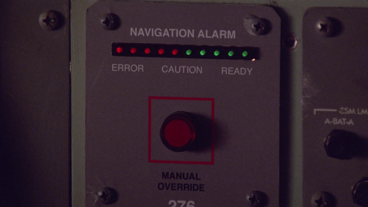 控制面板上“导航报警”和“手动超驰”按钮的闭合角度。可能是在宇宙飞船，航天飞机或其他飞机上。视频素材