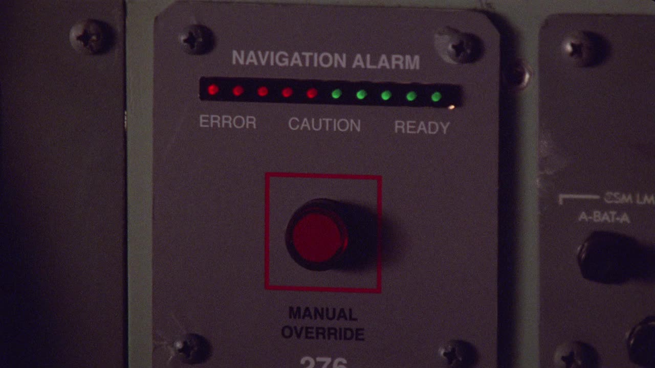 控制面板上“导航报警”和“手动超驰”按钮的闭合角度。可能是在宇宙飞船，航天飞机或其他飞机上。视频素材