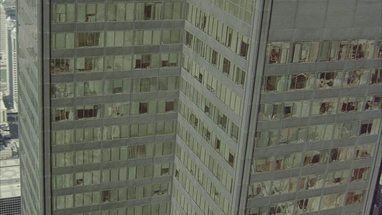 西尔斯大厦、摩天大楼、高层办公大楼的空中倒影窗。飞行的观点。空中环绕着建筑物。即威利斯大厦。芝加哥的城市景观短暂可见。视频下载