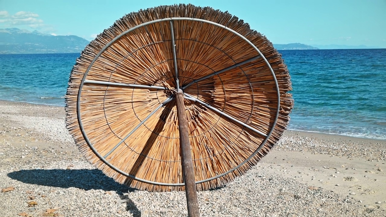 沙滩伞躺在爱琴海沿岸的阿斯普罗瓦尔塔，希腊视频下载