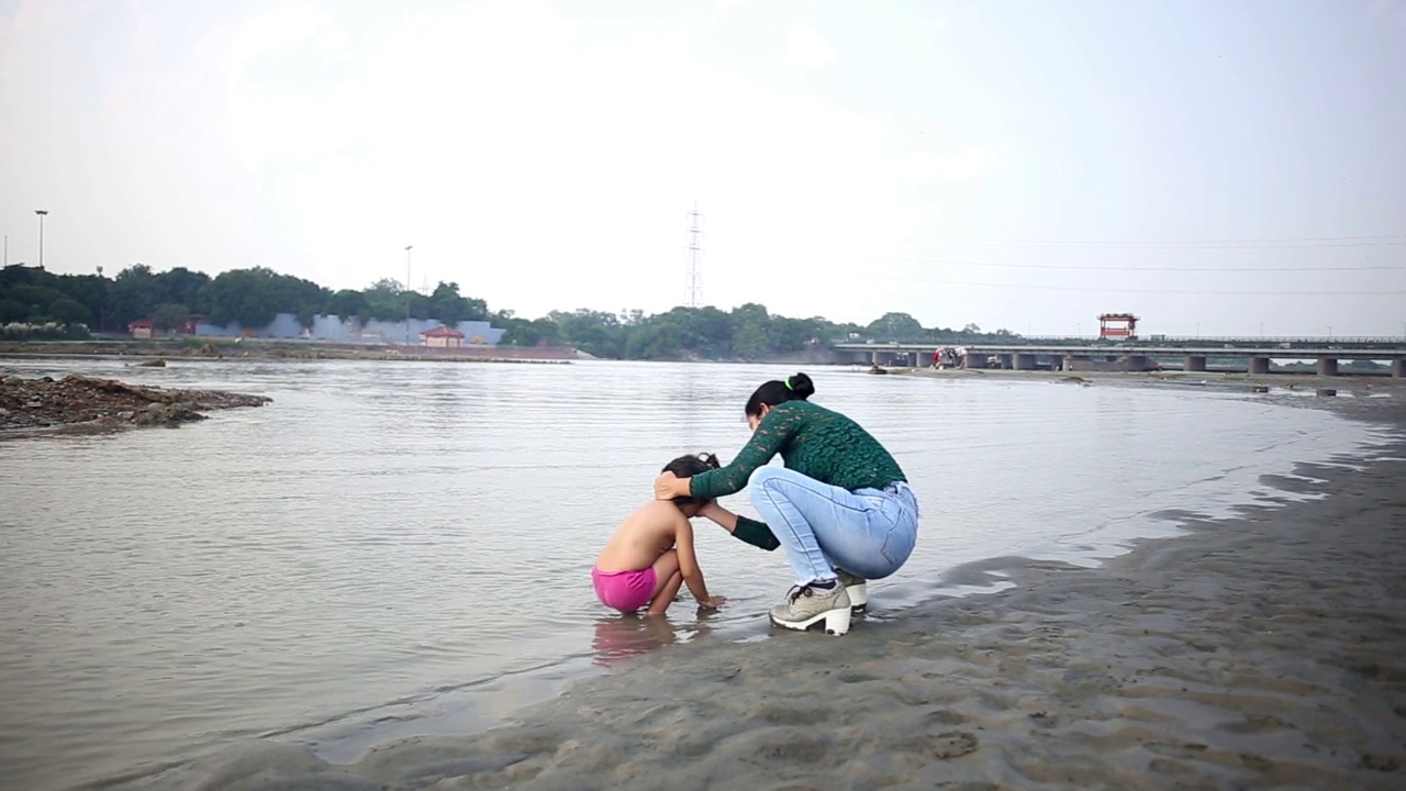 印度德里亚穆纳河的圣浴视频下载