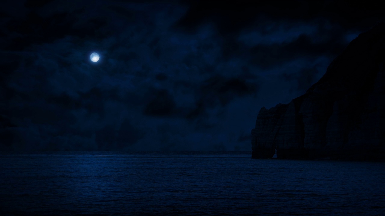 夜晚满月下的海和悬崖视频素材