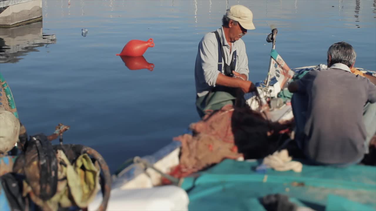 渔民在船上清理渔网视频下载